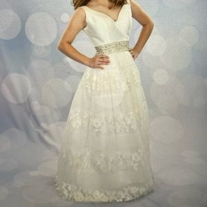White lace dress. With pockets.